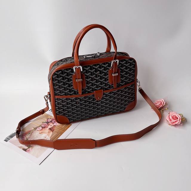 Goyard Ambassad Messagebag The Ambassade series is designed to meet the needs of
