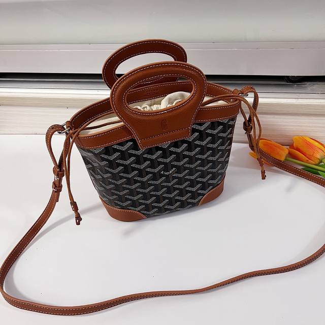The Beluga Mini Bag is designed to enhance everyday life. It features a cotton
