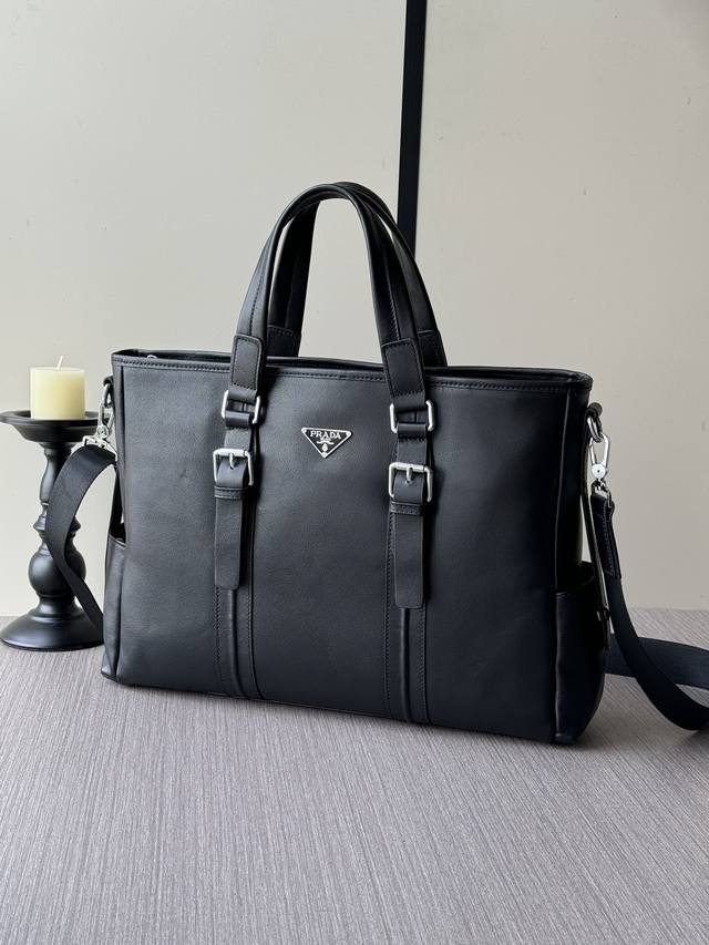 Actual photos of the latest Prada handbags, now shipping in bulk, are in stock.