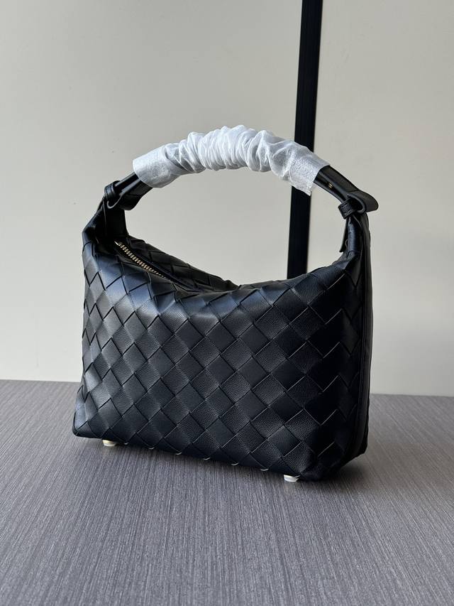 Actual photos of the hot-selling Bvwallace lunch box bag in stock. The handle b