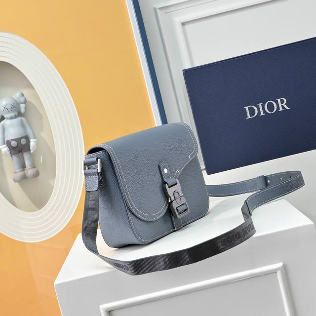 Dior denim Saddle bag, a clamshell messenger bag, shoulder bag, and messenger ba