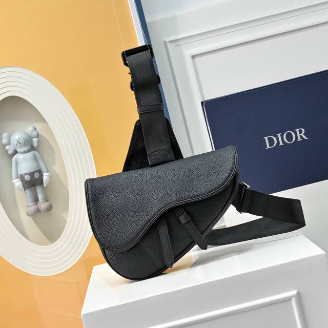 Comes with a complete folding gift box in black. This Saddle Bag is a couple's