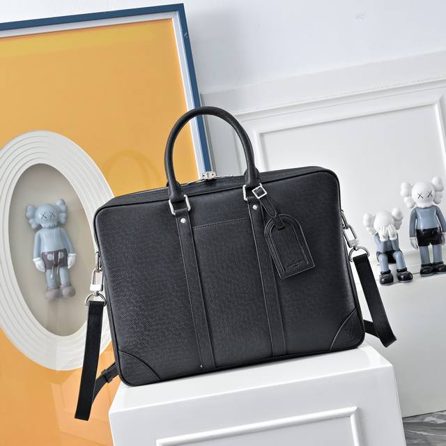 High-end Louis Vuitton Porte-Documents Voyage Briefcase. The rugged Damier Grap