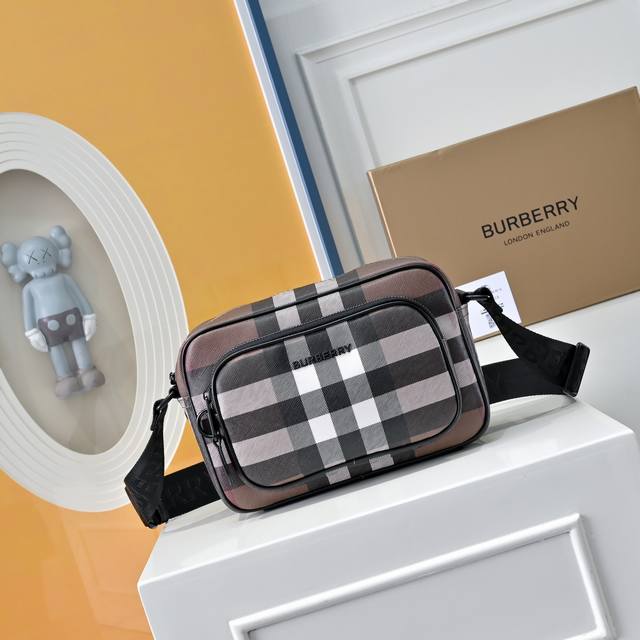Original Burberry men's counter shoulder messenger bag camera bag, a perfect re