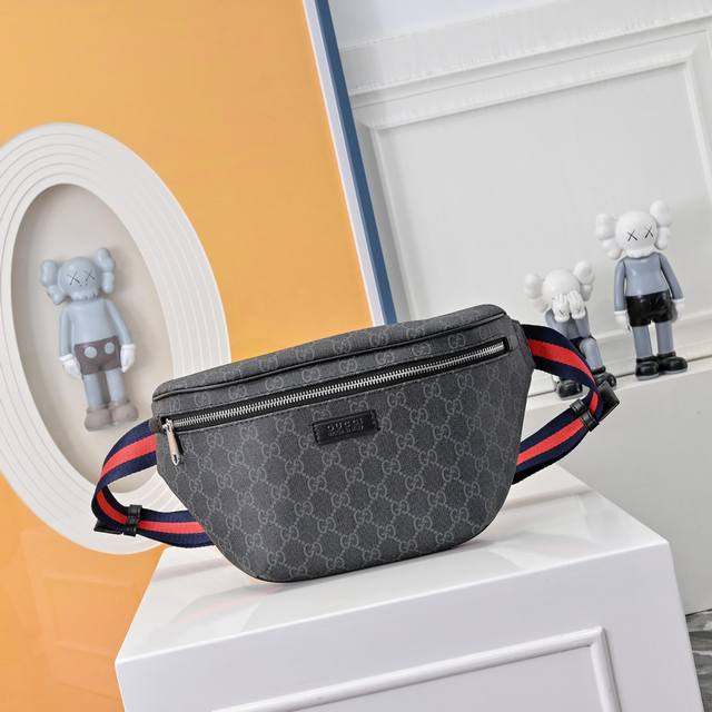 Cool chest bag with box. This year's waist bags are super hot. The classic waist
