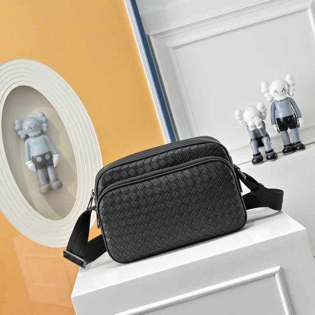 Bv Bottega Veneta's latest upgraded version of the Bv crossbody bag is synchroni