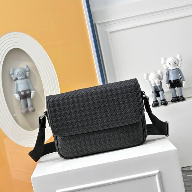 Bv Bottega Veneta's latest upgraded version of the Bv crossbody bag is synchroni