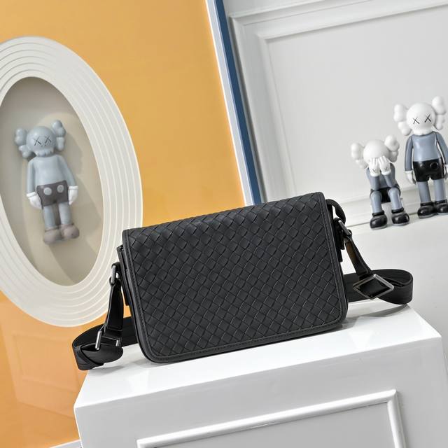Bv upgraded version of Bottega Veneta's latest Bv crossbody bag, the official we