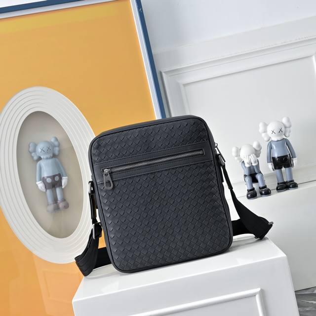 Bv men's one-shoulder small crossbody messenger bag. Its shape is so simple and