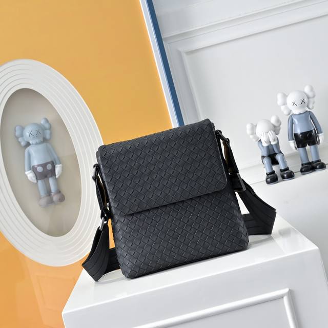 Bv men's one-shoulder small crossbody messenger bag. Its shape is so simple and