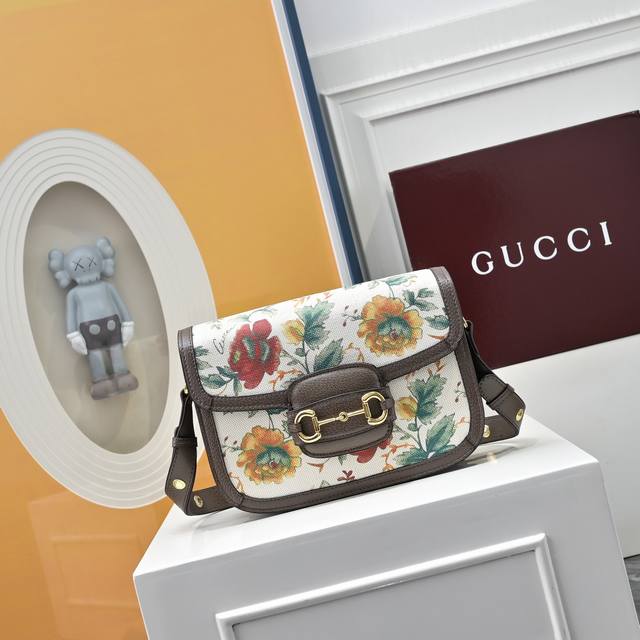This new Gucci 1955 vintage saddle bag is love at first sight! It's so beautifu