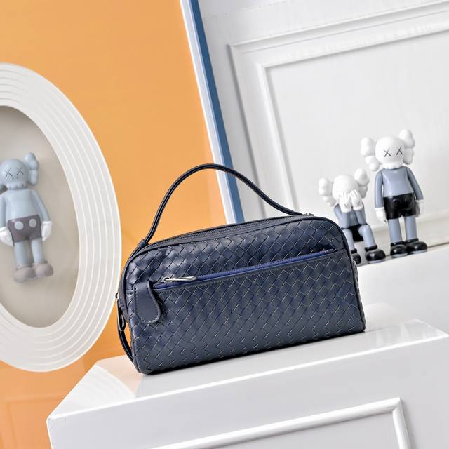 Bv upgraded version of Bottega Veneta's latest Bv cosmetic bag, the official web