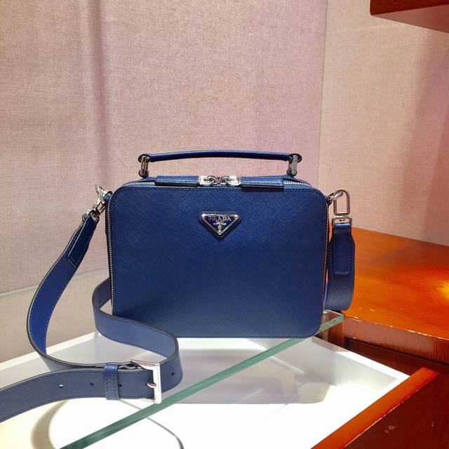 New arrival, the Brique 2Vh069 men's spring/summer shoulder bag. Made of Italia