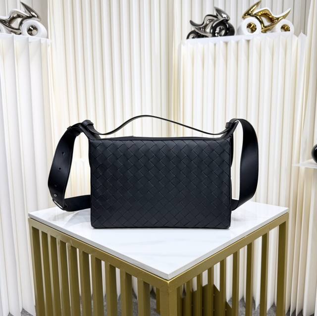 Bv The latest men's crossbody bag, original quality, made from the official webs