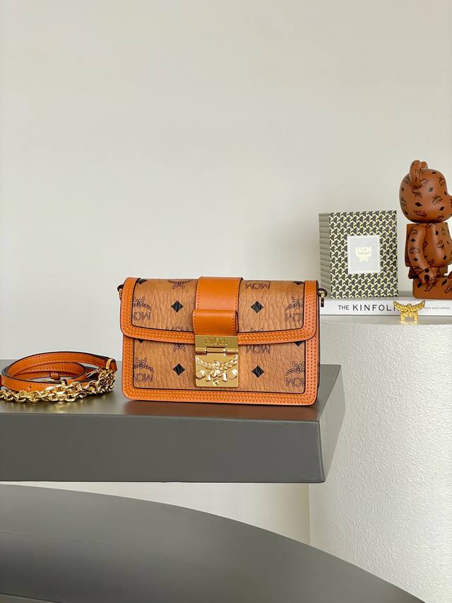 Configuration: Full chain crossbody bag Classic cognac color This Tracy crossbod