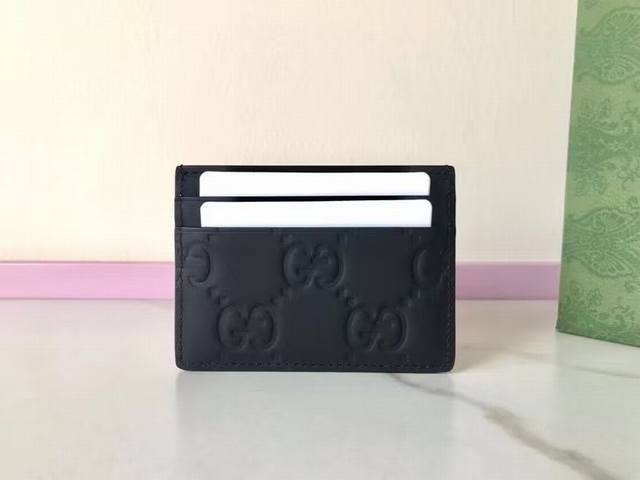 Premium Gg rubber-effect card holder. A series of men's card holders crafted fro