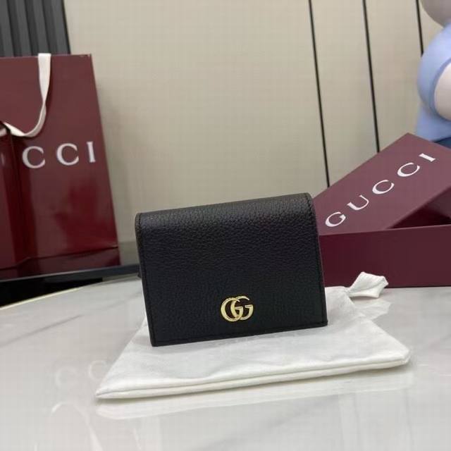 A premium new arrival, this Gg Marmont small wallet features a contrasting inte