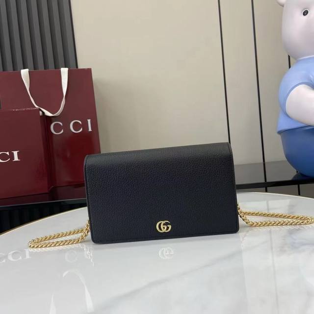 A top-of-the-line new arrival, this Gg Marmont wallet-on-chain features a contra