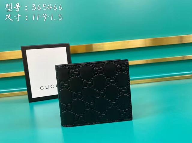 Top-of-the-line classic men's short-sleeved card holder with matching leather de