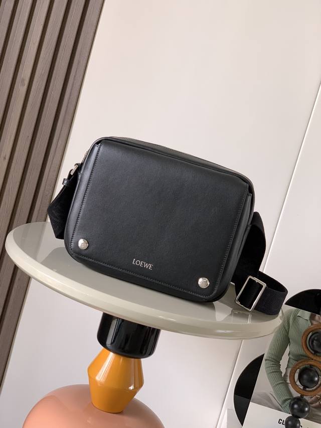 New small plain cowhide leather pebble messenger bag The pebble messenger bag f
