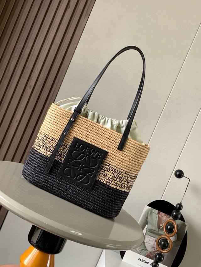 A popular small raffia and cowhide square basket handbag. This compact square ba