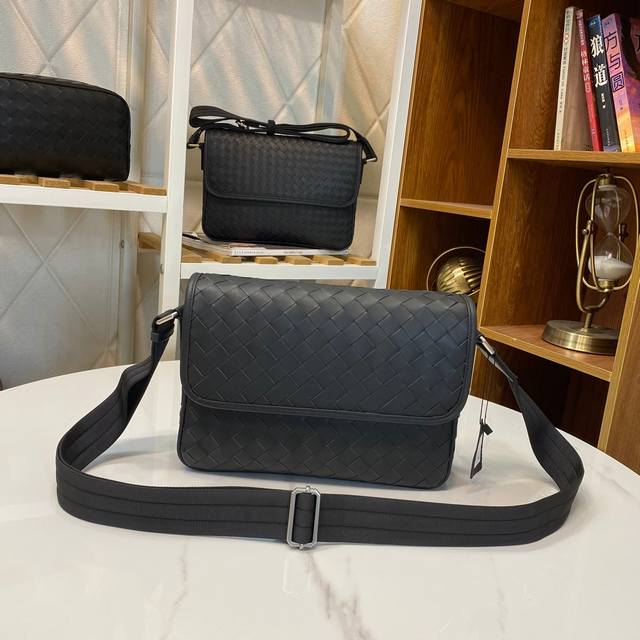 Bv woven messenger bag is a popular item. This messenger bag is made of pure han