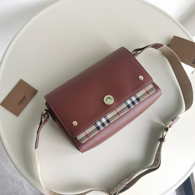 This exquisite Burberry crossbody bag is crafted from grained leather and a vin