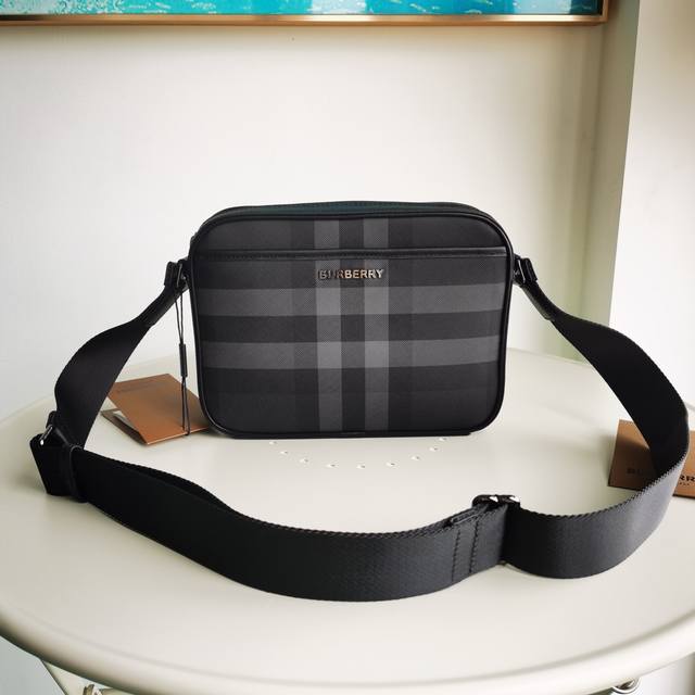 This exquisite crossbody bag is crafted from premium Burberry check and smooth