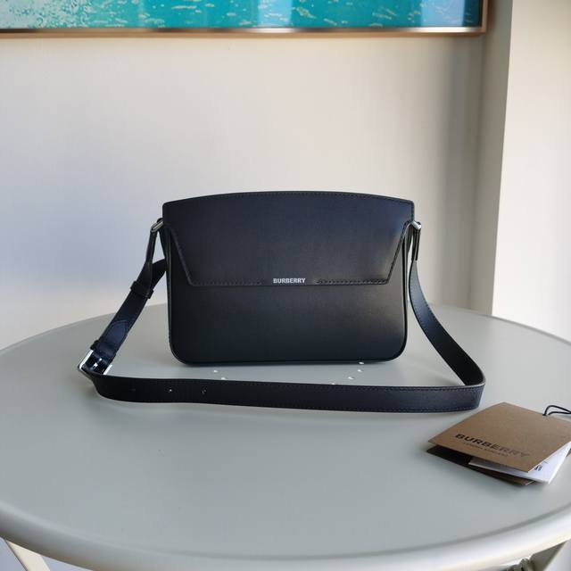 This Burberry shoulder bag, the latest model from Burberry, is crafted from pre