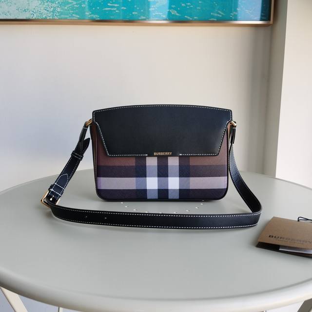 This Burberry shoulder bag, the latest model from Burberry, is crafted from pre