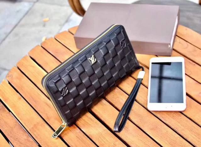 p Original order. Comes with box. Large model: 6666. This Louis Vuitton bag feat