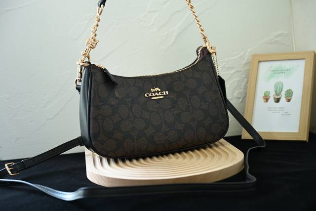 Coac's new arrival: the Cv933 outlet women's color-blocked Teri shoulder bag. De