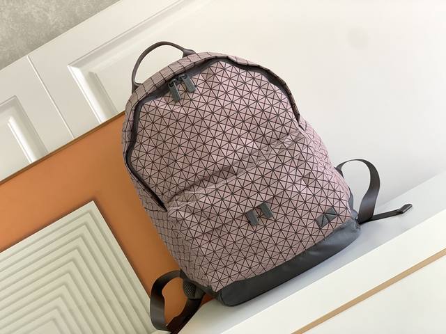 Original single running volume Issey Miyake Bao Bao Size: 42*34*18 Kuro backpack