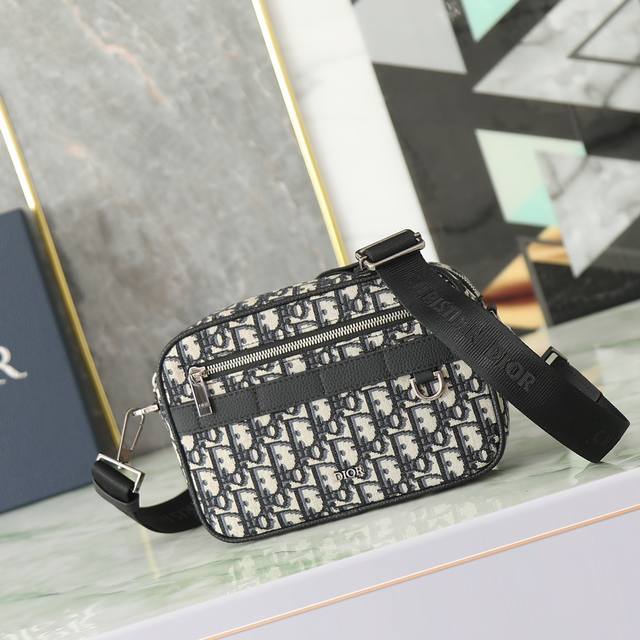 This practical and compact Safari messenger bag is perfect for everyday use. Cra