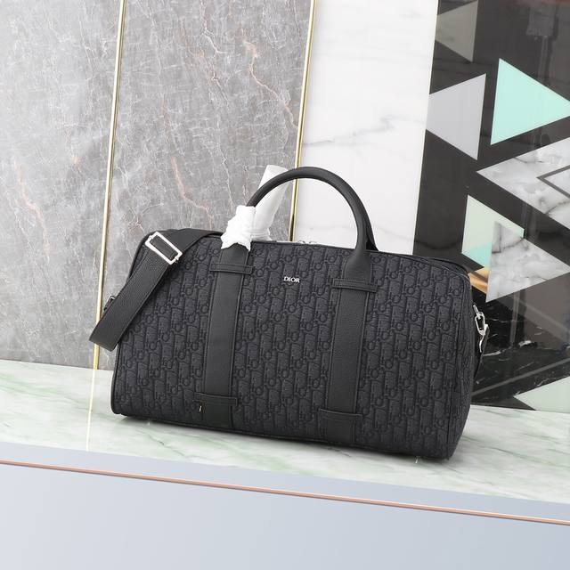 Dior Oblique Duffle Bag 9053 The Dior Oblique jacquard duffle bag is a stylish,
