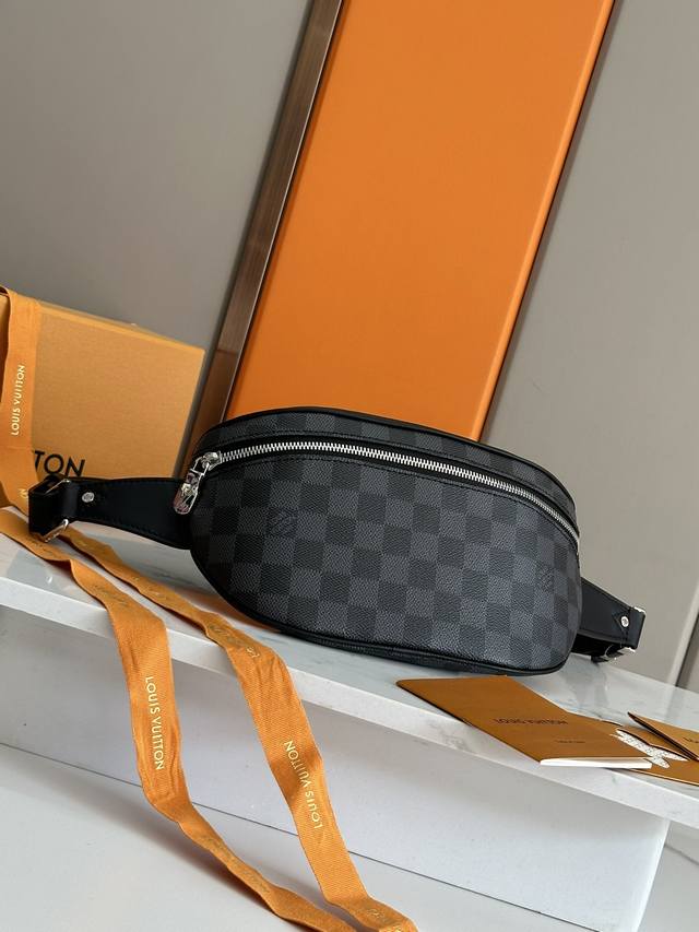 Original quality, latest model of the year. This Campus waist bag is crafted fr