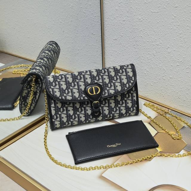 New, comes with box This season's new Dior Bobbyeast-West chain handbag is craf