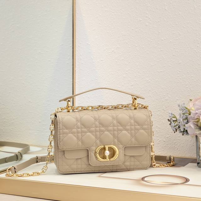 Large size chain bag with box embroidery model 3369 This Dior Jolie handbag is a