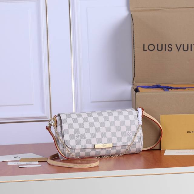 Authentic quality. This Favorite medium handbag is crafted from Monogram canvas