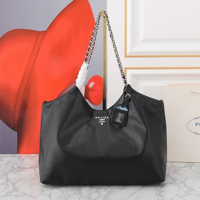 Returned silver label Prada's latest 21Tote shopping bag. This series will be Pr
