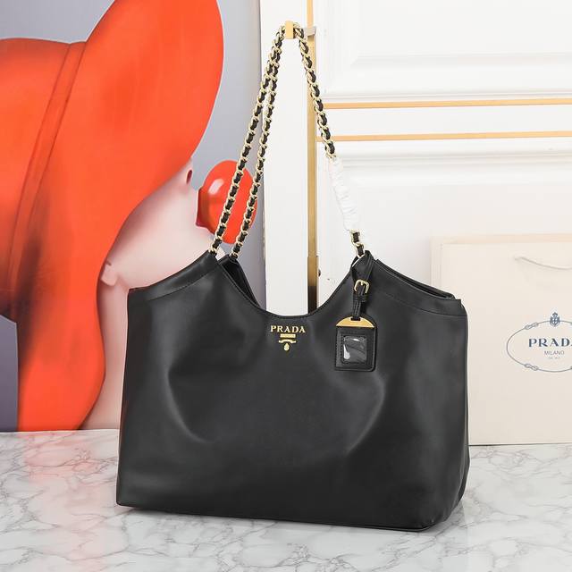 Return to stock! This latest Prada 21 Tote shopping bag from the Gold Label coll