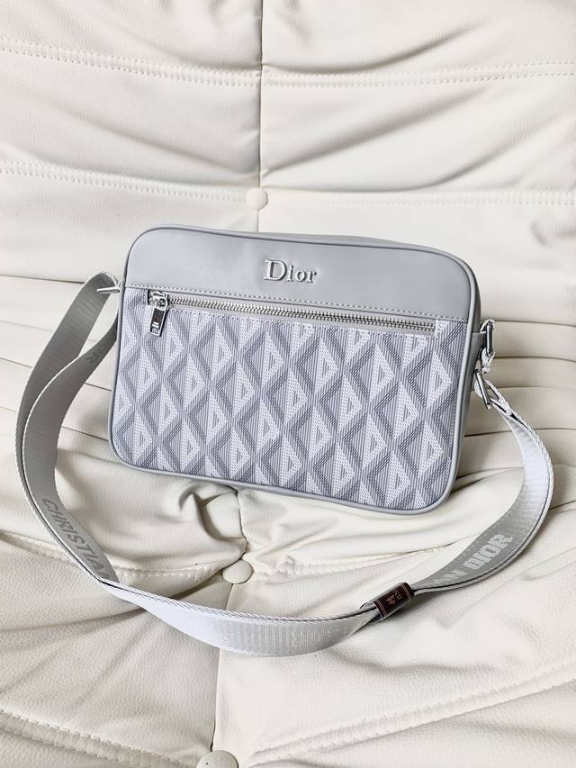 Authentic product available at the counter. Top-quality Dior men's crossbody bag