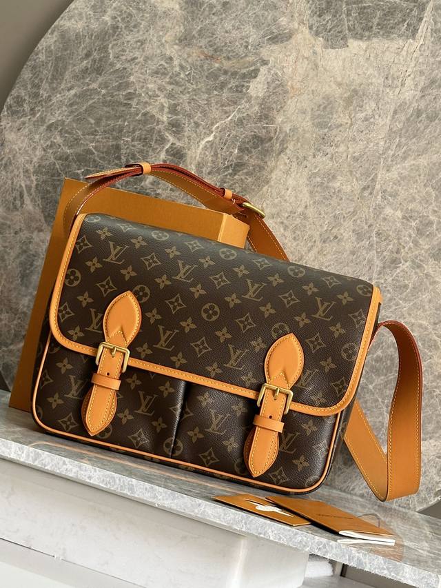 163C01 Dynamic Chip Premium Original Model: M14723. This Satchel messenger bag d