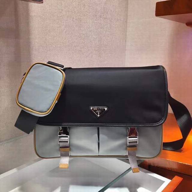 New color 2Vd768B Original goods This nylon flap handbag is decorated with clas
