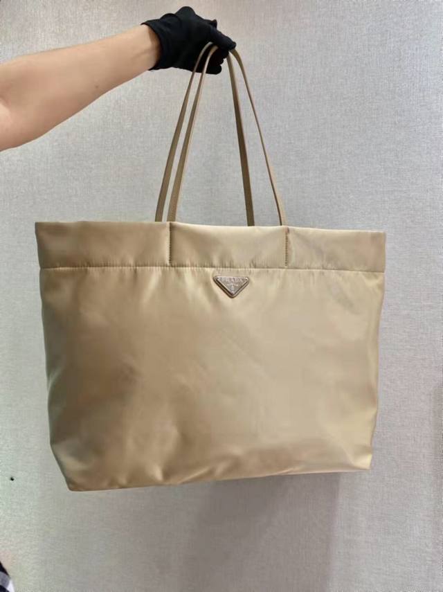 New Tote Bag 1Bg107 This medium tote is crafted from innovative recycled nylon