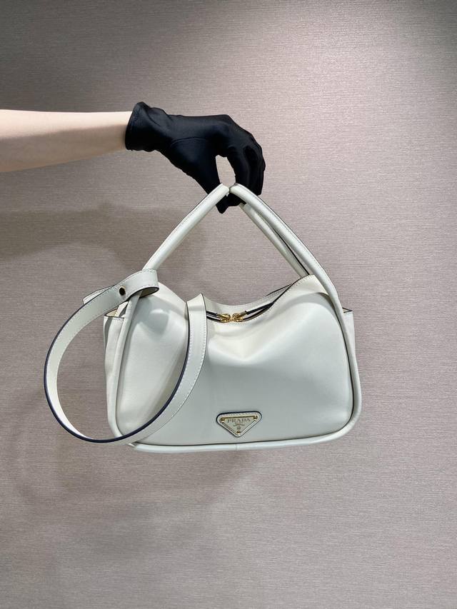 New arrival 1Ba451 This handbag is crafted from imported calfskin and features