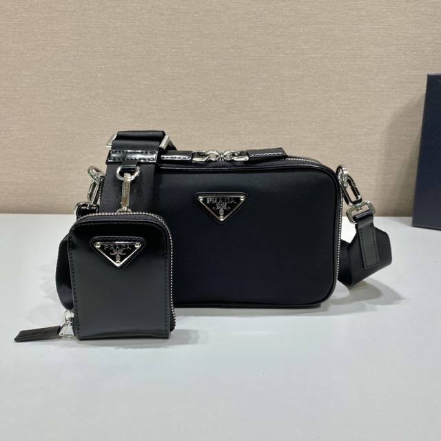 New Small Messenger Bag 2Vh070 Patent Leather This modern handbag features simp