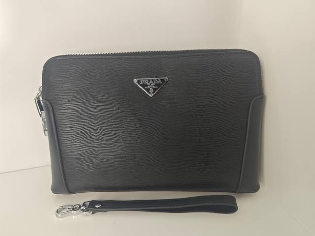 Top-tier counter-selling, high-end, and hottest item of 2025, this Prada double-