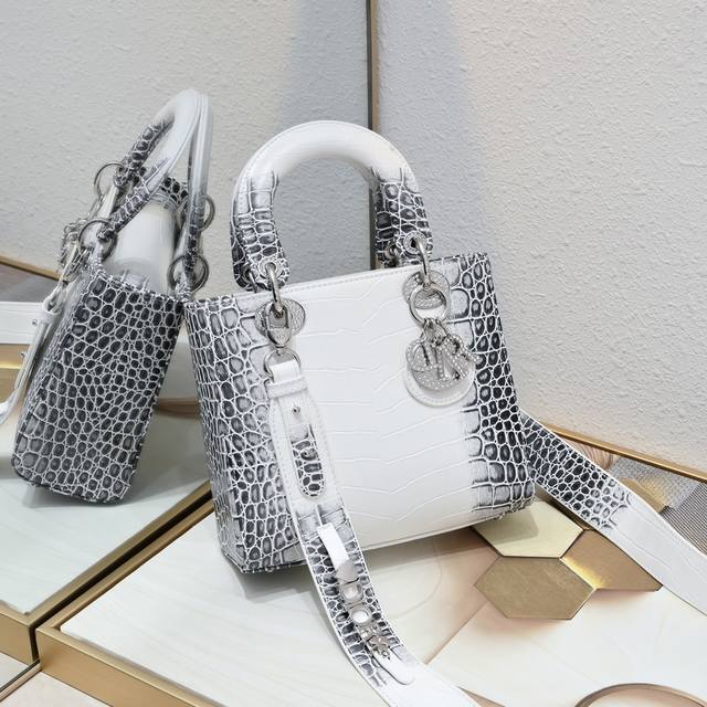 Four-grid Diamond Lady Dior This Lady Dior handbag epitomizes Dior's profound vi