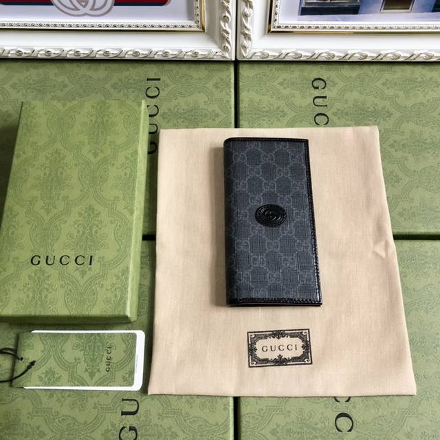 This premium new suit wallet is crafted from Gg Supreme canvas with tonal leathe